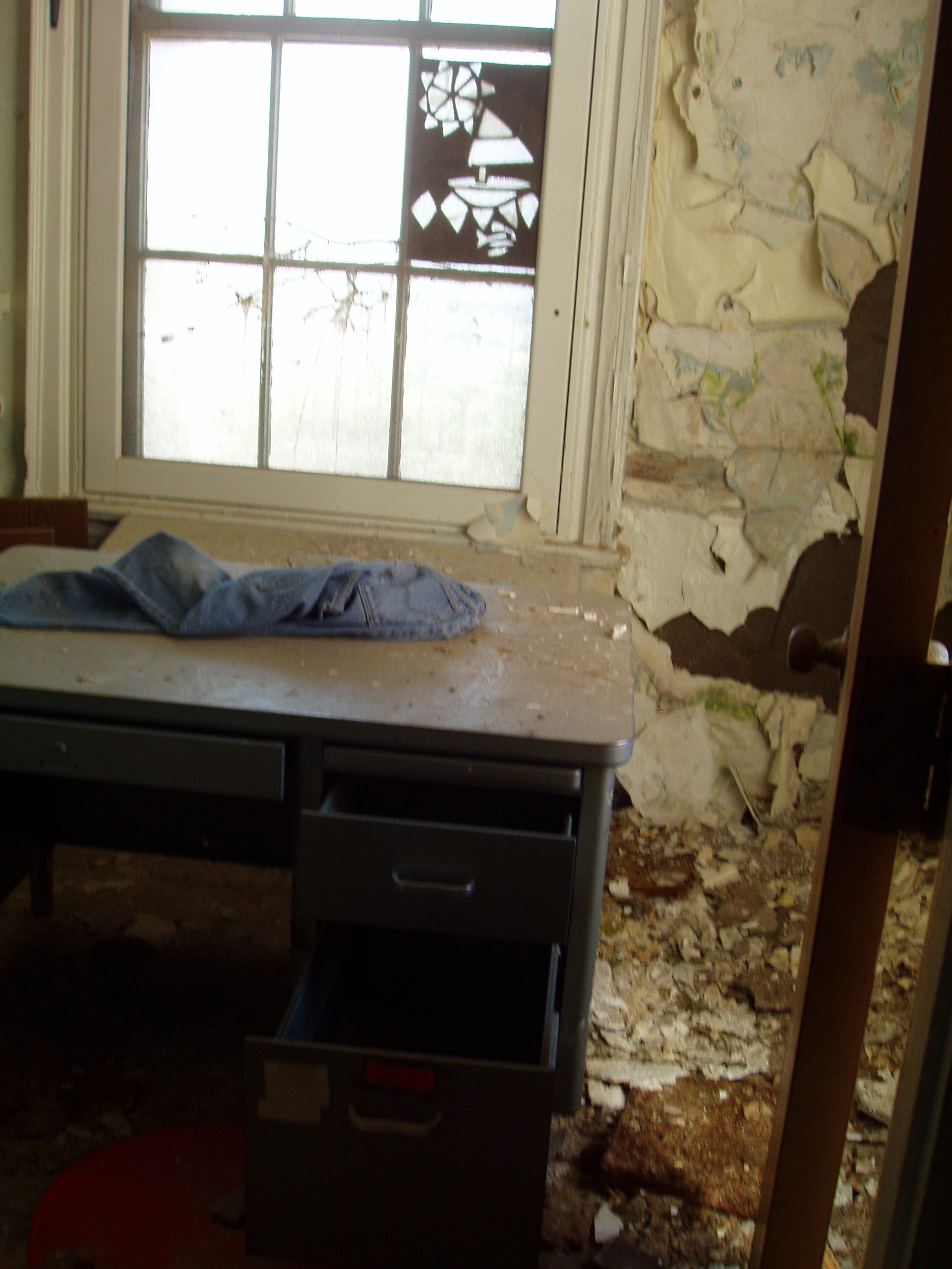 No smoking in the bathroom.